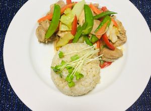 Una foto de Wok de pollo salteados con vegetales y arroz integral!