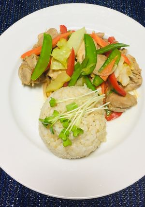Una foto de Wok de pollo salteados con vegetales y arroz integral!