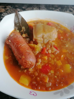 Una foto de Lentejas con verduras, chorizo y tocino