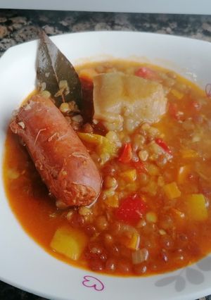 Una foto de Lentejas con verduras, chorizo y tocino