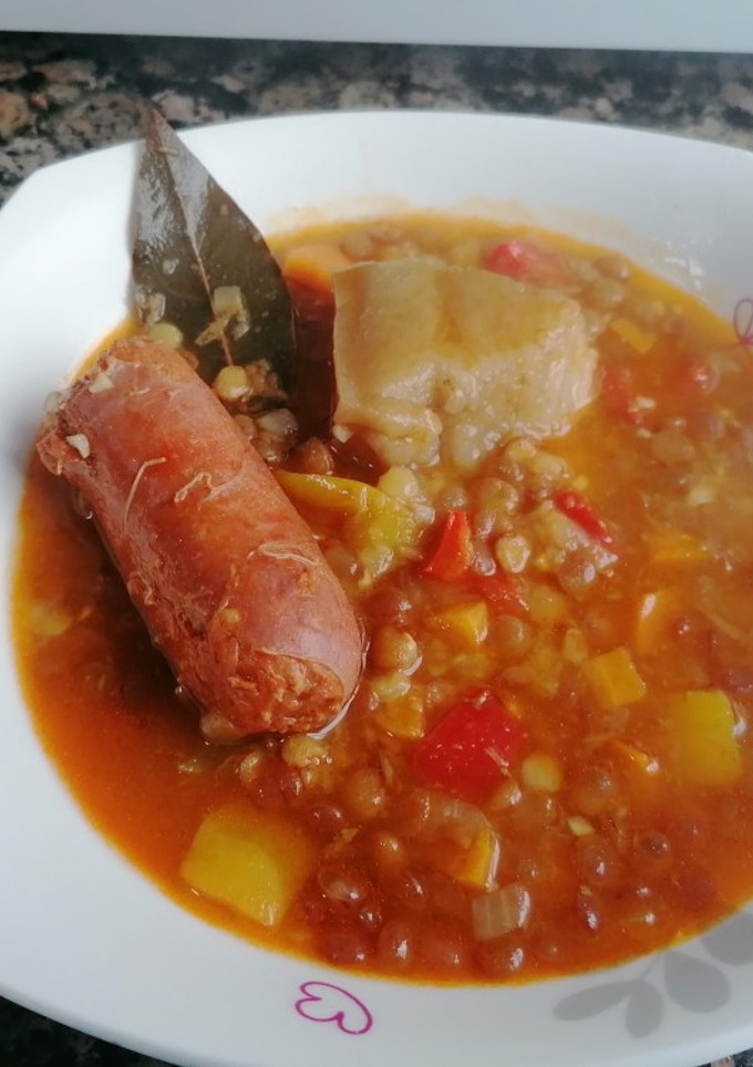 Una foto de Lentejas con verduras, chorizo y tocino