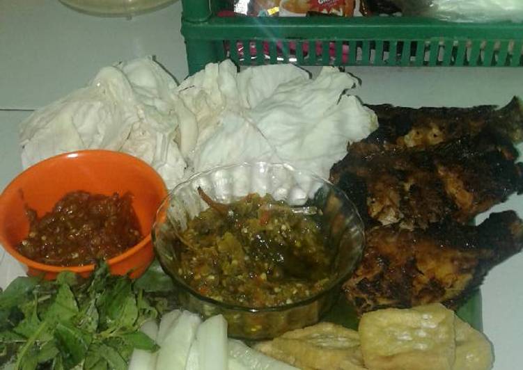 Bagaimana Menyiapkan Ikan kerapu bakar dengan duo sambal yang Enak