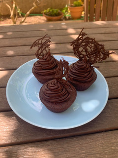 Una foto de Cupcake de chocolate con relleno de mermelada de frambuesa