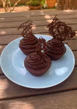 Una foto de Cupcake de chocolate con relleno de mermelada de frambuesa