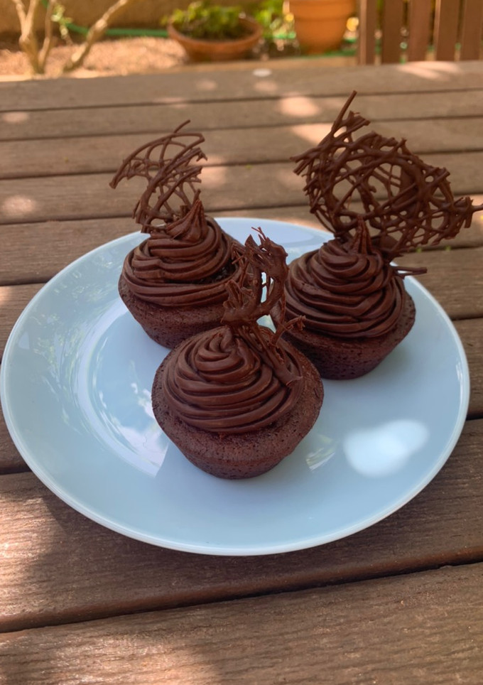 Una foto de Cupcake de chocolate con relleno de mermelada de frambuesa