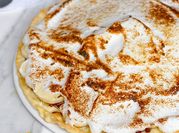 Una foto de tarta de merengue y chocolate