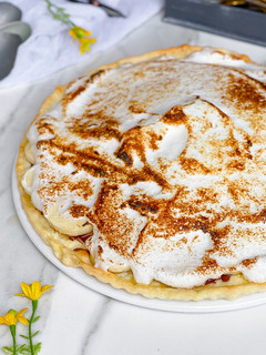 Una foto de Tarta de plátano, chocolate y merengue