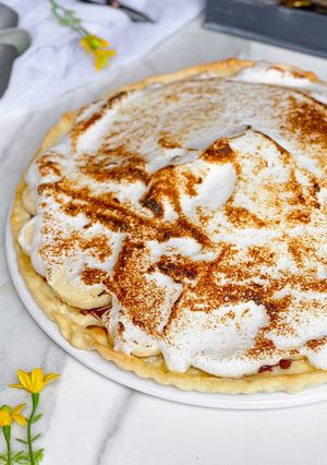Una foto de Tarta de plátano, chocolate y merengue