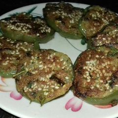 A picture of Bell pepper ring with sesame seeds.