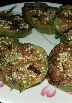 A picture of Bell pepper ring with sesame seeds.