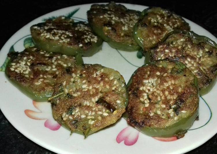 Bell pepper ring with sesame seeds