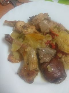 Una foto de Conejo en adobo con papas panadera al horno