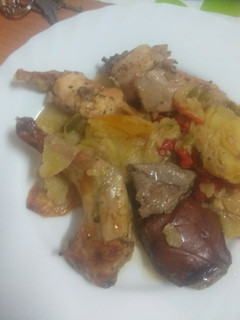Una foto de Conejo en adobo con papas panadera al horno