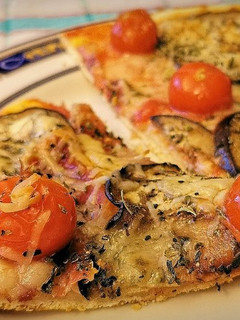 Una foto de Pizza de Berenjena y Jamón ibérico