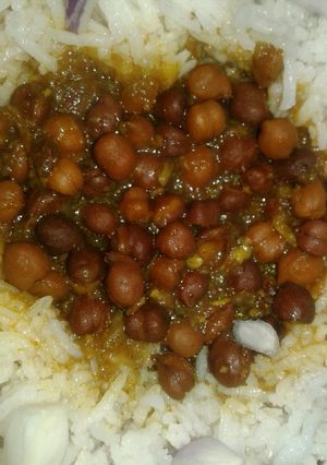 A picture of Masala chana with rice.
