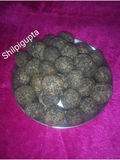 गुड़ काले तिल के लड्डू (gur kale til ke ladoo recipe in Hindi) रेसिपी मुख्य फोटो