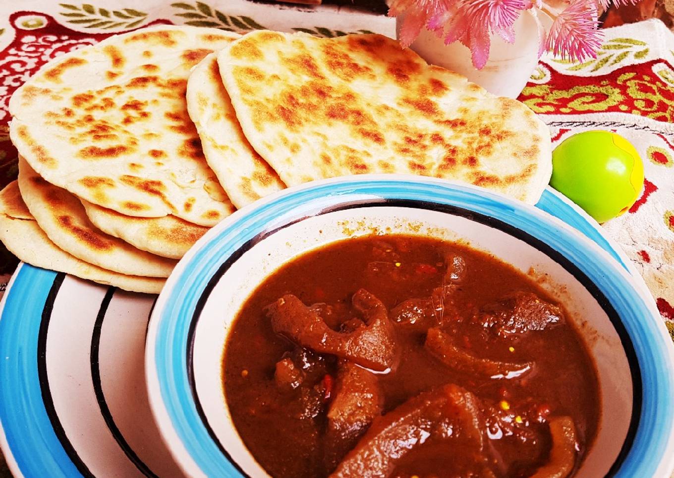 Pita bread with pepper soup of ganda