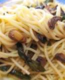 Pasta con champiñones y espárragos trigueros