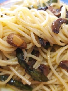 Una foto de Pasta con champiñones y espárragos trigueros