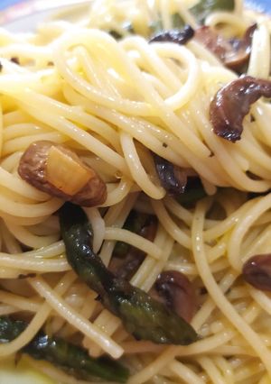 Una foto de Pasta con champiñones y espárragos trigueros