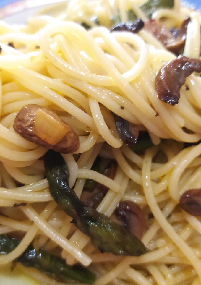 Una foto de Pasta con champiñones y espárragos trigueros