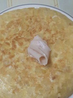 Una foto de Tortilla de patata con pechuga de pavo y queso