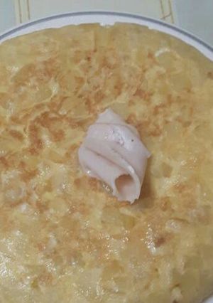 Una foto de Tortilla de patata con pechuga de pavo y queso