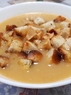 Una foto de Sopa crema con picantones y crujiente de ajo
