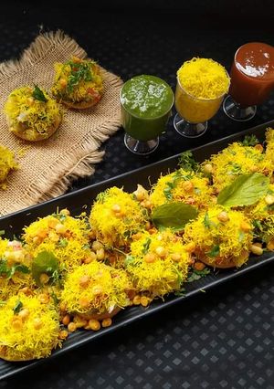 शेवपुरी (Sev puri recipe in marathi) रेसिपी चे मुख्य फोटो 