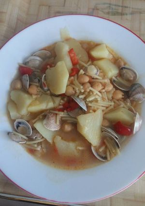 Una foto de Cocido especial de garbanzos fideos y chirla