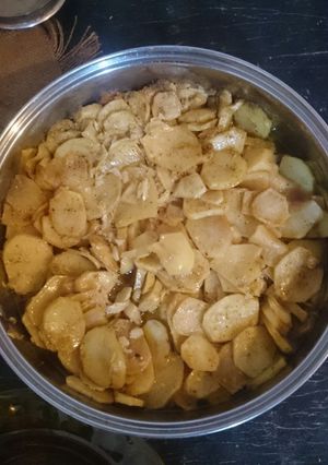 صورة لوصفة بطاطا بالصينية مع حمض وثوم