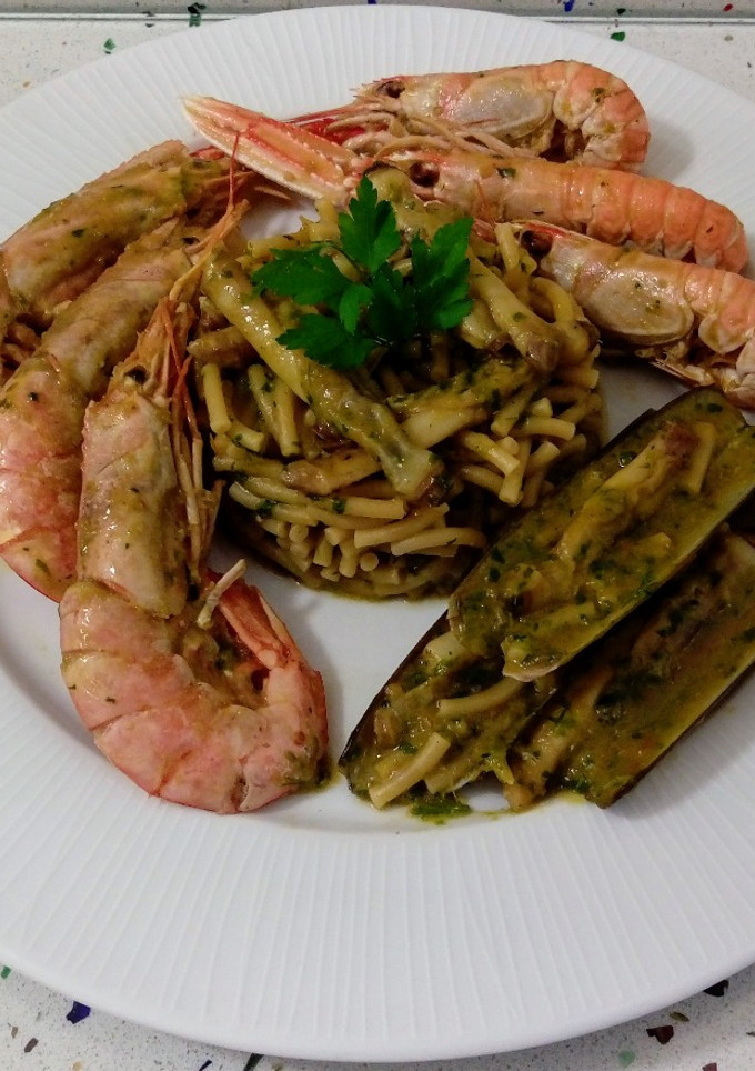 Una foto de Fideuá en salsa verde con mariscos