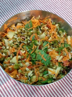 Sprouted salad/முளைகட்டிய சாலட் செய்முறை முக்கிய புகைப்படம்