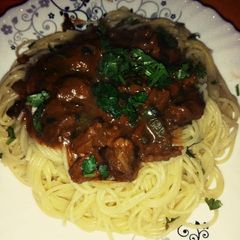 A picture of Beef stew with Spaghetti.