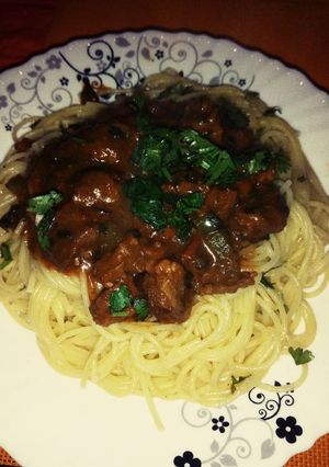 A picture of Beef stew with Spaghetti.