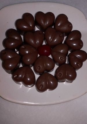 Una foto de Bombones rellenos de cereza y licor