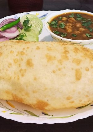 झटपट छोले भटूरे(jhatpat chole bhature recipe in hindi) रेसिपी मुख्य फोटो