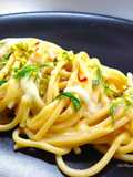 Spaghetto con crema di finocchio, salsa di alici e pistacchi