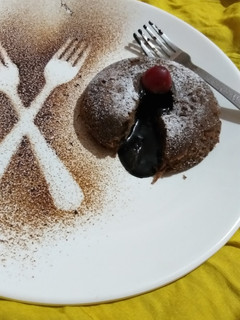 હોટ ચોકો લાવા કેક (hot choco Lava cake recipe in Gujarati) રેસીપી મુખ્ય ફોટો