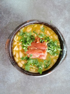 Una foto de Porotos con rienda y carne ahumada