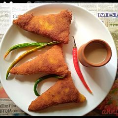 A picture of Bread chicken samosa.