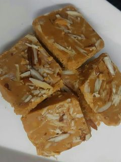 बेसन की बर्फी(Besan ki barfi recipe in Hindi) रेसिपी मुख्य फोटो