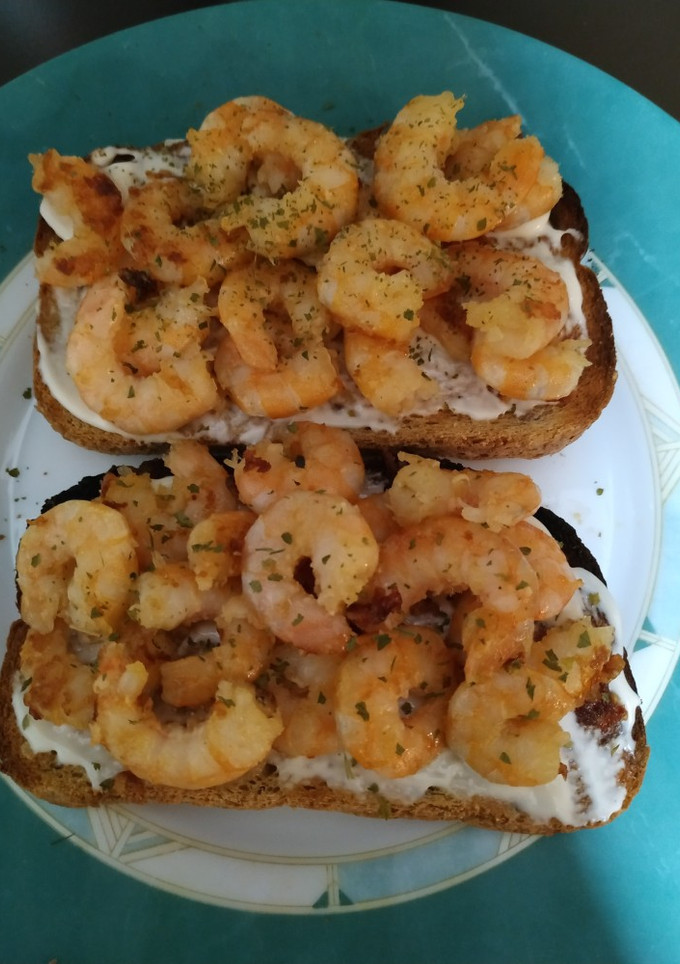 Una foto de Tostas de langostinos