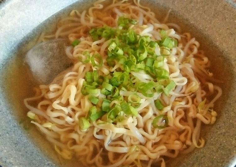 Naeng-ramyeon (냉라면) - Cold Ramen Noodles - Mie Ramen Kuah Dingin