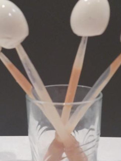 Una foto de Pipetas de huevos de codorniz con salsa rosa