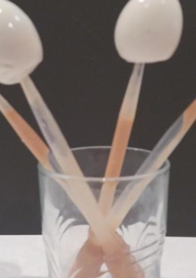 Una foto de Pipetas de huevos de codorniz con salsa rosa