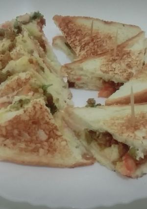A picture of 🥪Qeema matar sandwiches🥪.