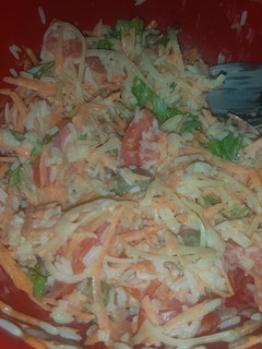 Una foto de Ensalada de arroz con vegetales y otras cosas