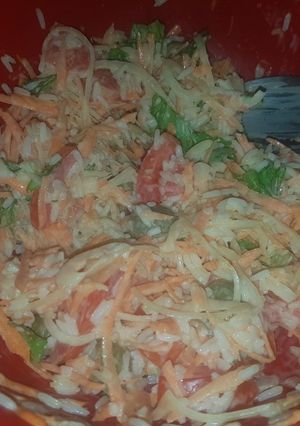 Una foto de Ensalada de arroz con vegetales y otras cosas