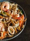 Soba fresca 🍜 spaghetti Giapponesi freschi al grano saraceno con verdure calamari e mazzancolle